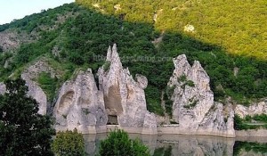 Скалы на озере Цонево