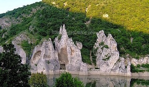 Skaly-na-ozere-TSonevo