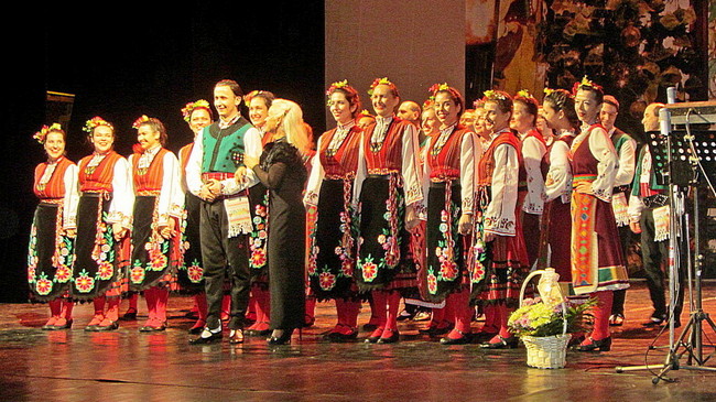 Uchastniki-bolgarskogo-tantsa-s-Karavan